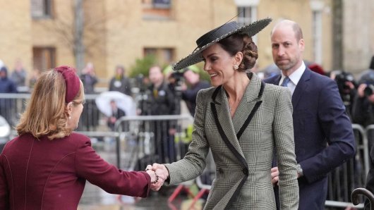 UVIJEK PRIVLAČI POGLEDE