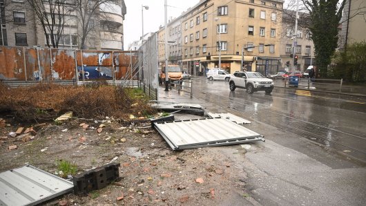 Zagreb: Olujni vjetar rušio bicikle i skele
