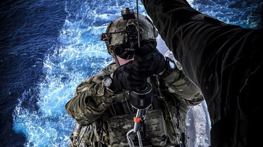 Pripadnik Navy SEALs spušta se iz helikoptera na podmornicu klase Ohio