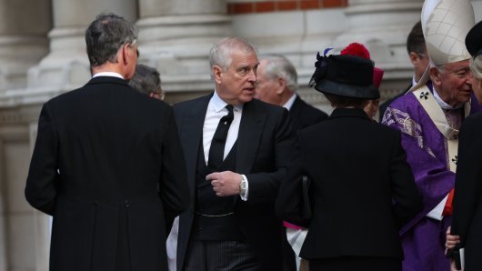 ŠTO SE KRIJE U POZADINI?