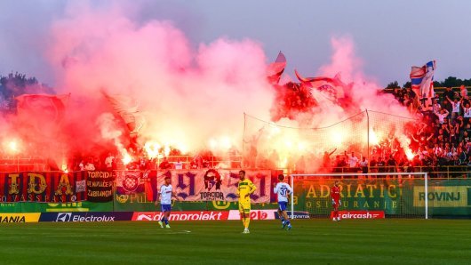 Policija otkrila kako je jedan navijač na tribinu želio prošvercati čak 17 baklji