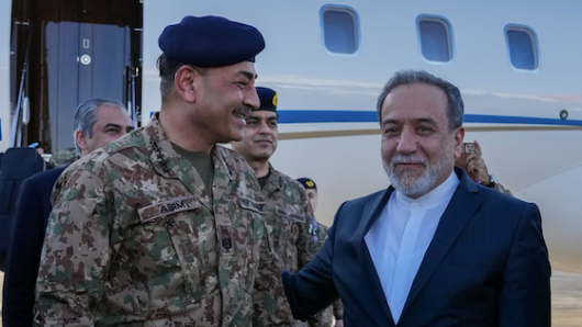 Iranski ministar vanjskih poslova Abbas Aragči (desno) pozdravlja načelnika pakistanske vojske Asima Munira u zračnoj luci u Teheranu.