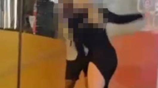 Na snimci koja kruži internetom vidi se kako djevojka viče na muškarca te ga više puta udara rukama i nogama