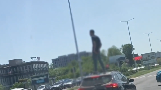 Muškarac skakao po automobilima