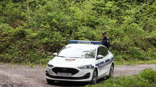 Policija traga za vozačem koji je ostavio ilegalne migrante u zapaljenom automobilu