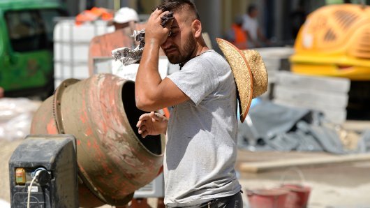 VRUĆINA NE POPUŠTA