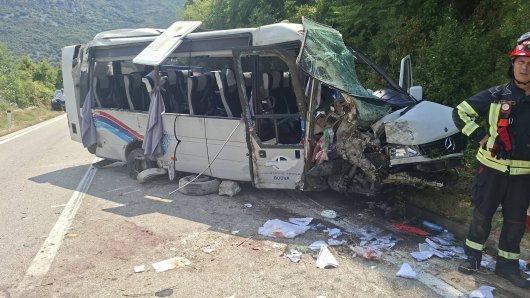 Horor u Crnoj Gori: Minibus se zabio u stijenu i prevrnuo, poginula djevojka iz Srbije