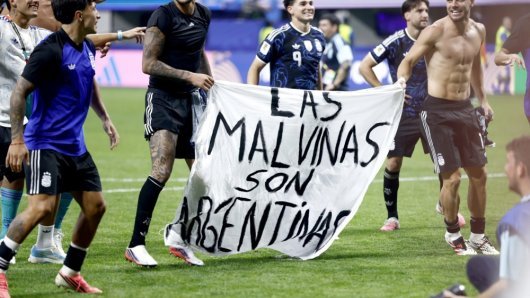 Argentinski nogometaši s natpisom 'Falklandski otoci su argentinski'