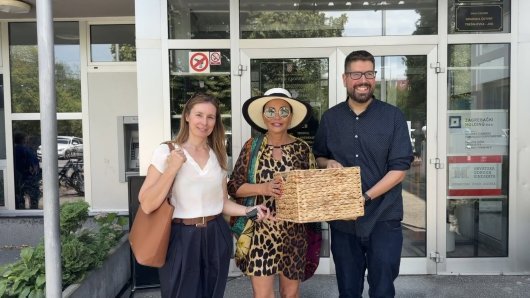 Alka Vuica i članovi inicjative 'Stop betonizaciji Borovja predali potpise' protiv gradnje na zelenoj površini u tom kvartu