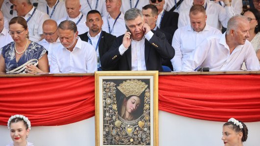Dolazak uzvanika u svečanu ložu na 311. Sinjskoj alki