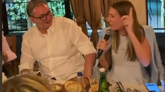 Vučić uz pjesmu i pun stol bocnuo Hrvatsku: 'Brač, Hvar? Ništa od toga, ovdje je i more najbolje'