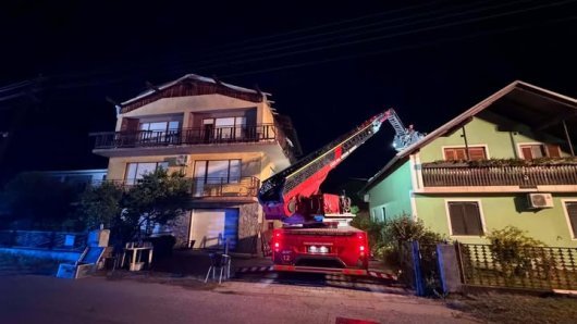 Snažno nevrijeme pogodilo Sloveniju: Vjetar rušio stabla i krovove, oštećen i povijesni dvorac