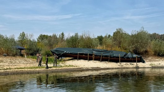 Hrvatski vojnici spašavaju repliku rimskog antičkog broda na obali Drave kod Osijeka