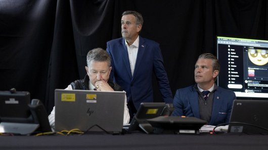 Dan Caine, John Ratcliffe (u sredini), Pete Hegseth (desno)