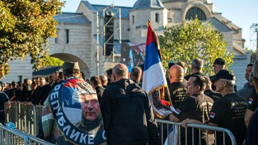 Tisuće čekaju u redu da bi prošli pored Mladićevog lijesa