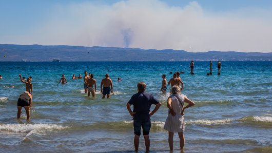 Požar na Braču vidi se s Bačvica