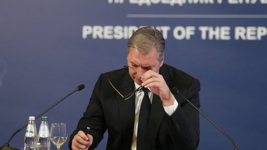 VIDEO Vučić glumi konobara u predizbornom spotu, za stolom naručili i njegov odlazak