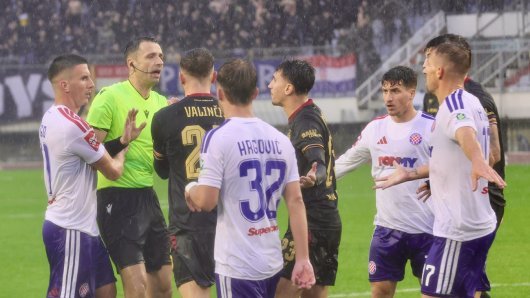 Sudac Pajač u razgovoru s igračima Hajduka i Dinama