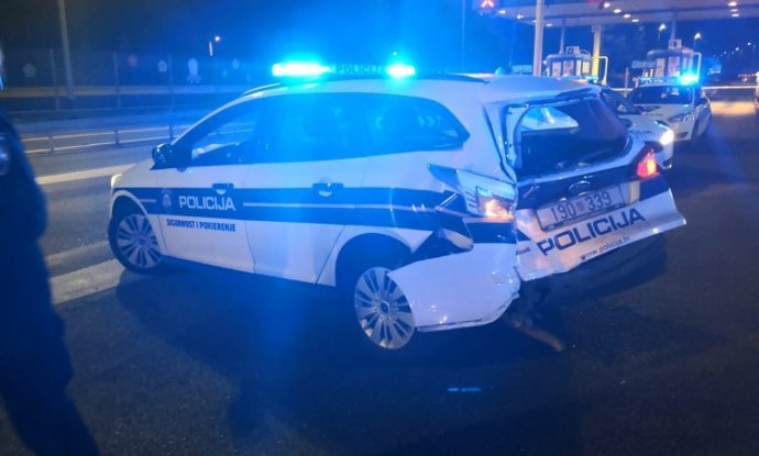 Razbijeno policijsko vozilo kod naplatnih kućica Lučko