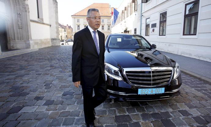 Kineski veleposlanik Hu Zhaoming snimljen 2. svibnja ispred Vlade