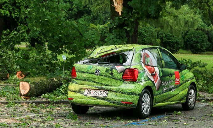U Osijeku je grana uništila automobil