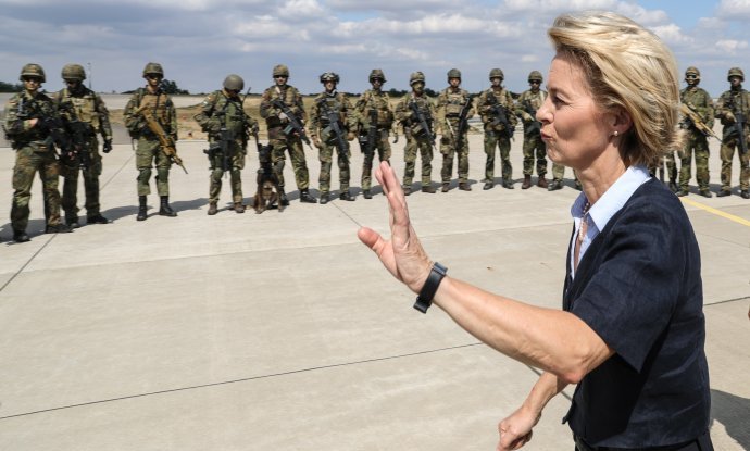 Ursula von der Leyen u obilasku njemačkih vojnika u Niederstettenu dok je bila njemačka ministrica obrane