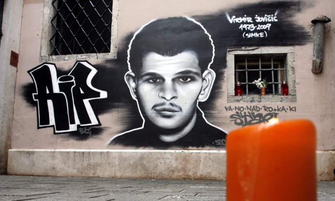 Grafit u spomen ubijenog Simkea