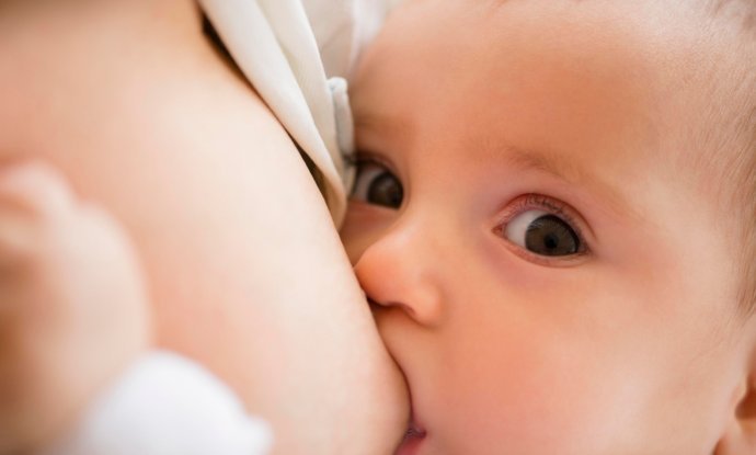 Korist od dojenja veća je od opasnosti da se zaraza prenese s majke na dijete, kažu stručnjaci