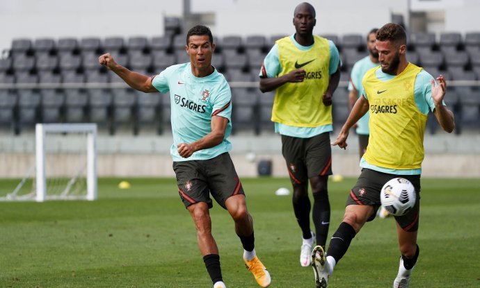 Cristiano Ronaldo (lijevo) na treningu Portugala