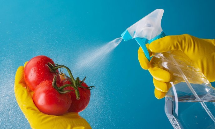 Prskanje dezinficijensom nije samo neproduktivno, već je potencijalno opasno, upozoravaju stručnjaci