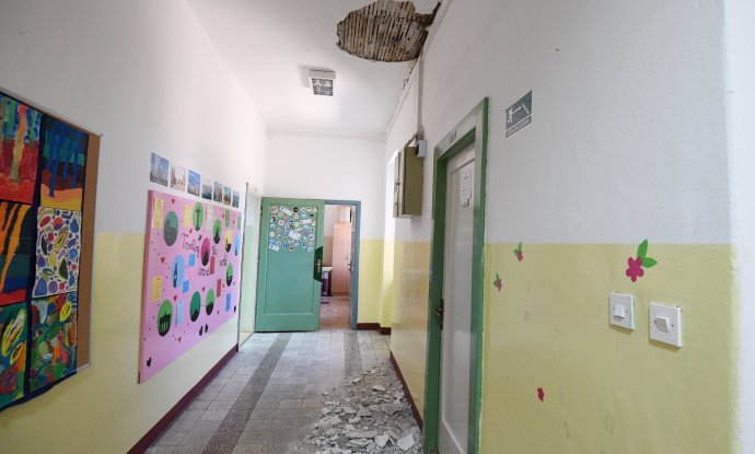 U potresu je na više mjesta u školi otpala žbuka