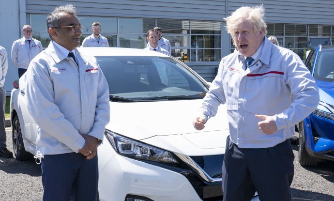 Ashwani Gupta, operativni direktor Nissana i premijer Velike Britanije Boris Johnson na predstavljanju projekt Nissan EV36Zero