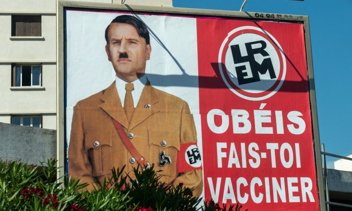 Macron je na plakatu prikazan kao Adolf Hitler