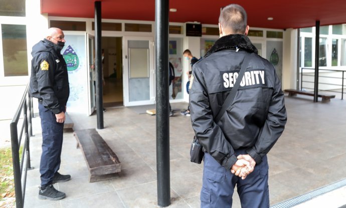 Zaštitari pred školom u Krapinskim Toplicama
