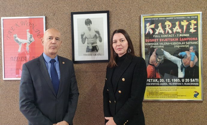 Ivana Cikatić i Hrvoje Sertić uz fotografiju Branka Cikatića, koja ima počasno mjesto na Kineziološkom fakultetu