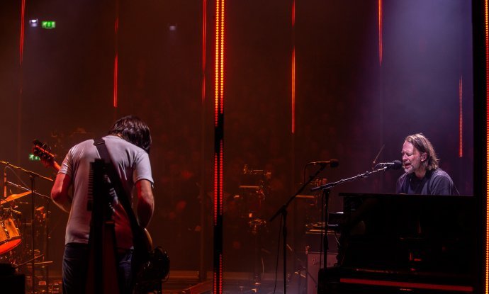 Jonny Greenwood (okrenut leđima) i Thom Yorke na koncertu The Smilea u Londonu