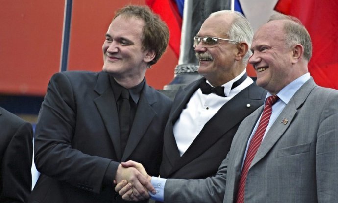 Američki filmski redatelj Quentin Tarantino rukuje se s vođom ruske Komunističke partije Genadijem Zjuganovim i direktorom Moskovskog filmskog festivala i redateljem Nikitom Mihalkovom (u sredini)