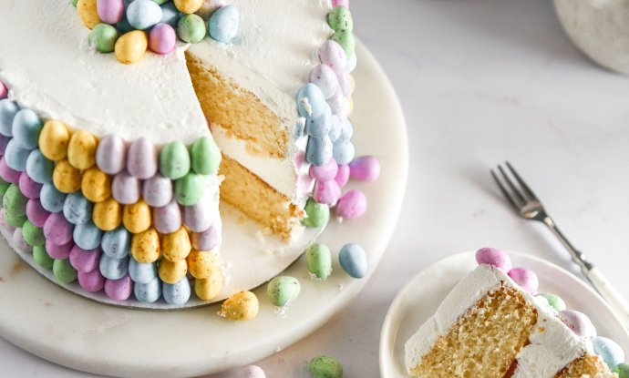 Torta ukrašena čokoladnim jajim bit će zvijezda na uskršnjem stolu