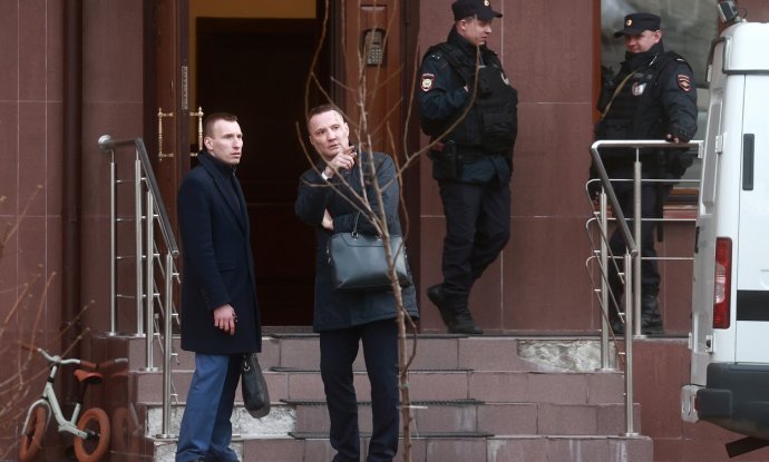 Istražitelji ispred zgrade u kojoj su pronađeni Vladislav Avajev i njegova obitelj