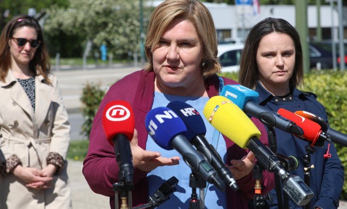 Željka Markić, predsjednica udruge U ime obitelji na konferenciji za novinare ispred zagrebačke Gradske uprave