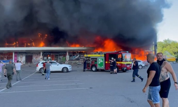 Trgovački centar u Kremenčuku u plamenu