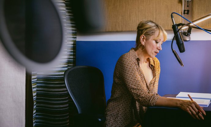 Lana Barić tijekom snimanja romana u book&zvook studiju