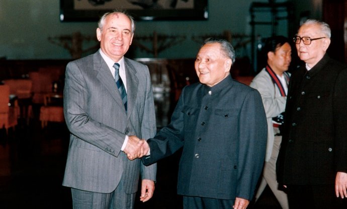 Mihail Gorbačov s bivšim kineskim čelnikom Deng Xiaopingom 1989.