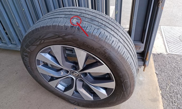 Metalni predmet je probio gaznu površinu gume, a zrak je iscurio
