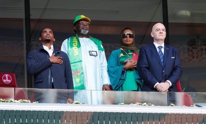Samuel Eto'o (skroz lijevo) u društvu predsjednika Fife Gianni Infantina