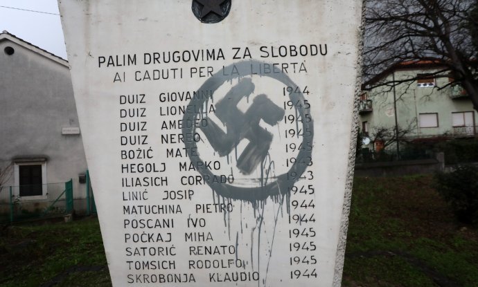 Kukasti križ na antifašističkom spomeniku na Banderovu
