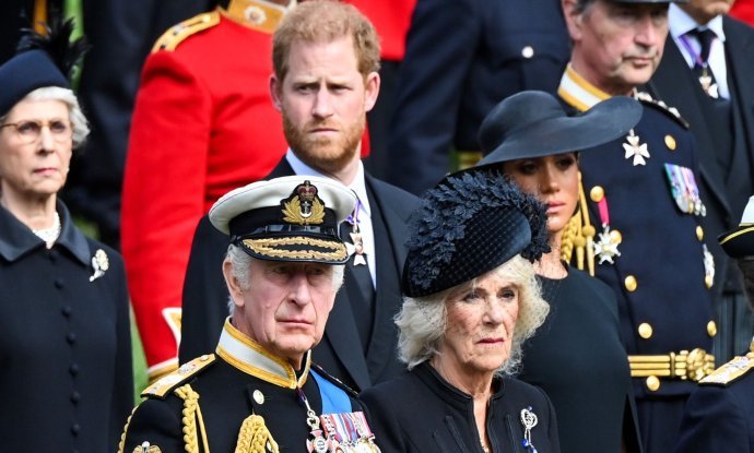 Kralj Charles, kraljica supruga Camilla, princ Harry i Meghan Markle
