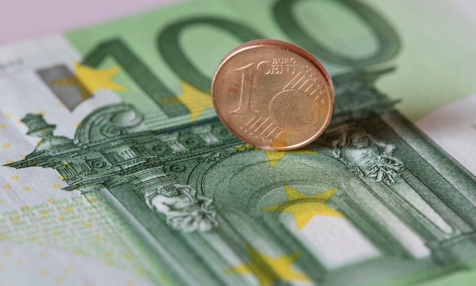 Jedan eurocent na novčanici od sto eura - ilustracija