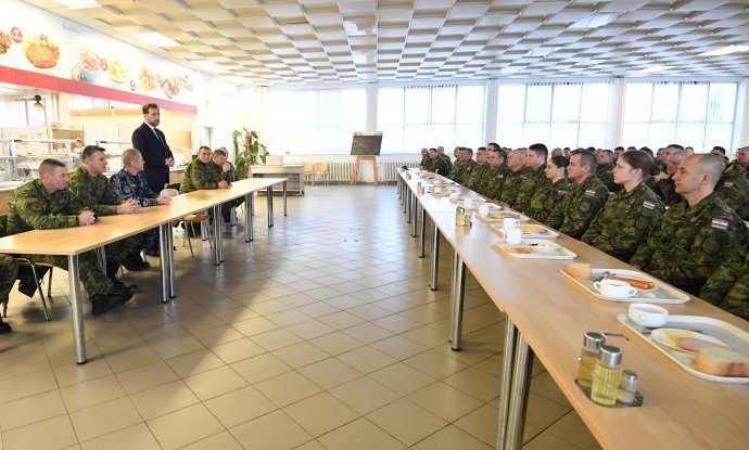Mario Banožić s pripadnicima HV-a uoči odlaska u NATO aktivnost u Litvu
