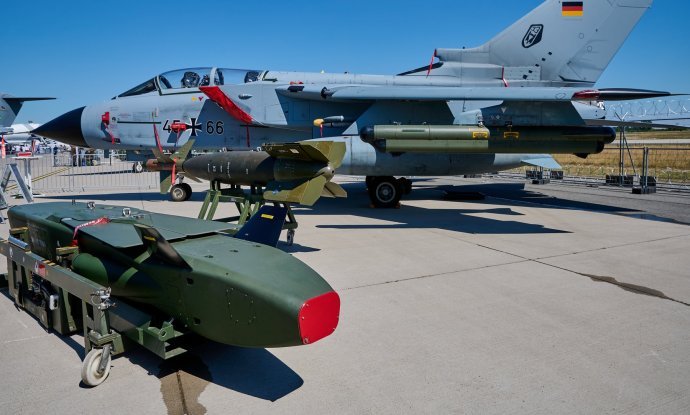 Dalekometni projektil KEPD 350 Taurus pored aviona Tornado iz sastava Njemačkog ratnog zrakoplovstva